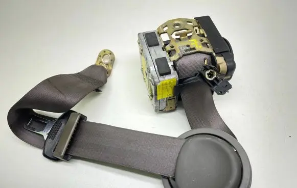 Audi A6 S6 C5 4B Rear seatbelt 4B5857805 33025784 100343576