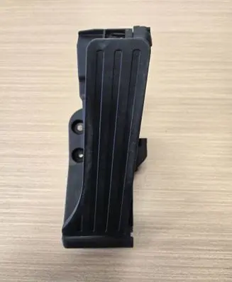 Mercedes-Benz E W214 Accelerator throttle pedal A2233000400