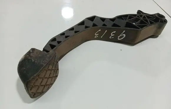 Volkswagen Golf V Brake pedal 