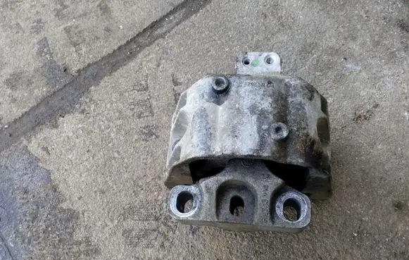 Volkswagen Golf IV Engine mount bracket