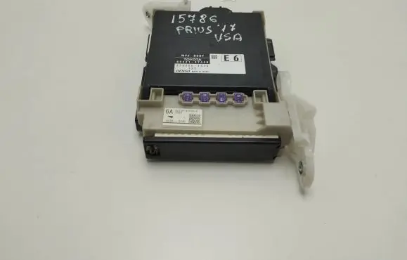 Toyota Prius (XW50) Fuse module 8273047530C 6C290248