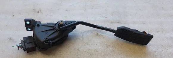 Nissan Almera N16 Accelerator throttle pedal 18002AU410 6PV00862001