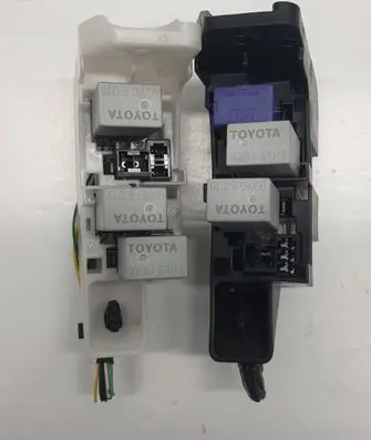 Toyota Avensis T270 Relay mounting block 9008087019