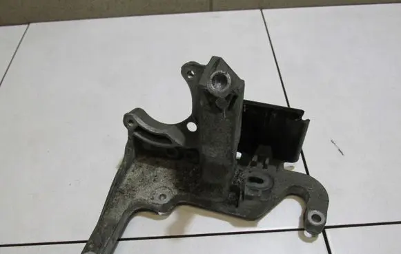 Engine mounting bracket