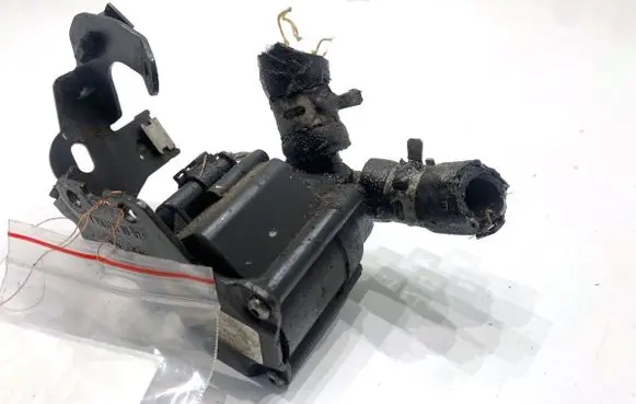 Peugeot 308 Oil filter mounting bracket V7563721