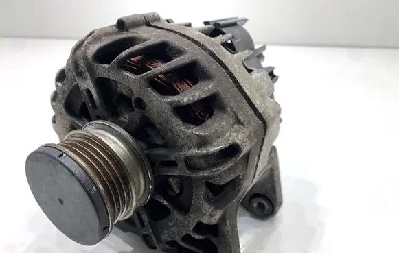 Dacia Logan II Generator/alternator 231007582R
