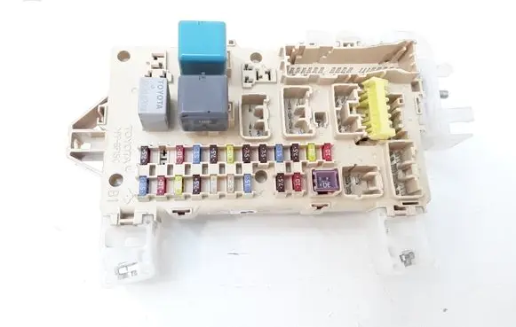 Toyota Corolla Verso AR10 Fuse module