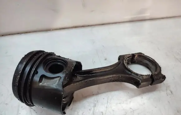 Peugeot 4007 Piston with connecting rod