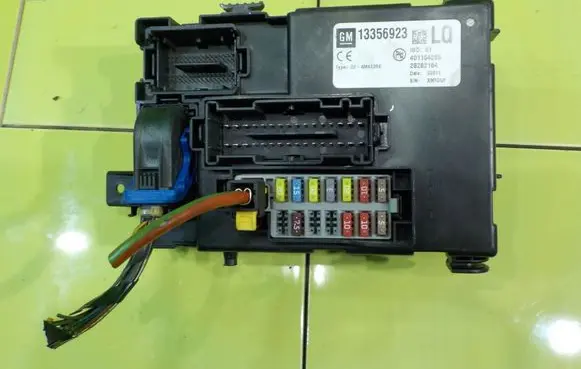 Opel Meriva B Fuse box set 13356923 XP219