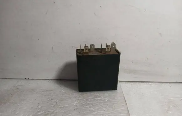 Volkswagen Golf II Idle relay 443907393