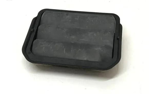 Quarter panel pressure vent