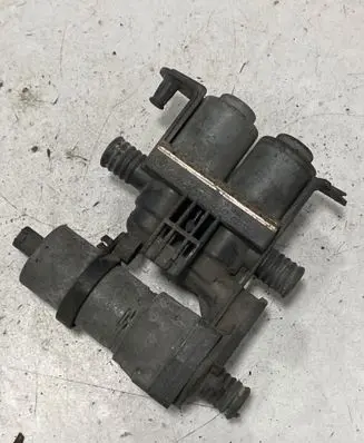 BMW 5 E39 Coolant heater control valve 8374994 1147412135
