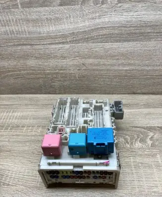Toyota Avensis T250 Fuse module 8273052700