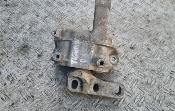 Volkswagen Tiguan Engine mount bracket 5N0199262E