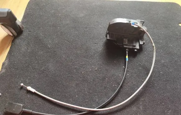 Nissan Note (E11) Rear door lock