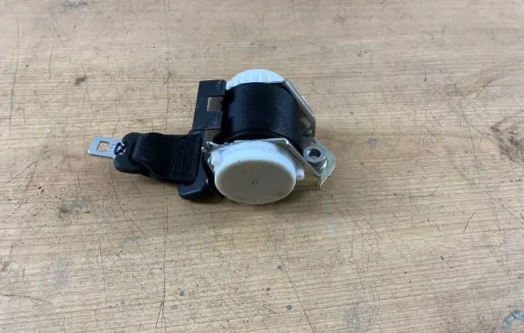 Middle seatbelt (rear)