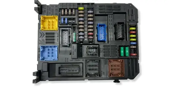 Peugeot 308 Fuse module 9819851280
