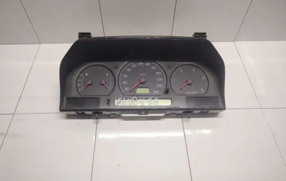 Volvo S70 V70 V70 XC Speedometer (instrument cluster) 9168144 9166196