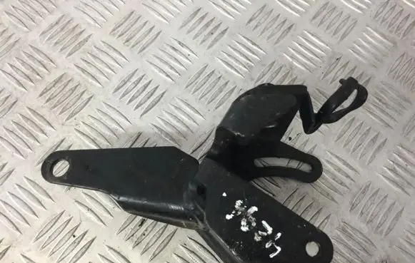 Mitsubishi Pajero Sport I Engine mounting bracket