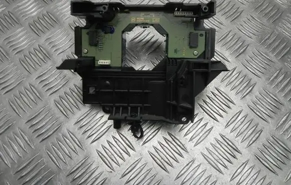 Radio/GPS head unit trim
