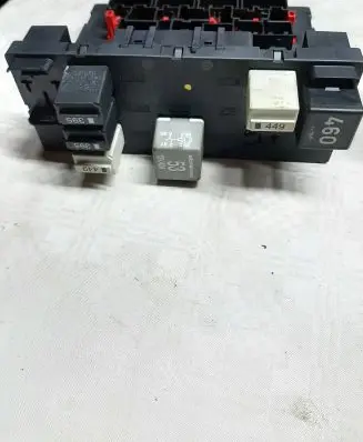 Volkswagen Touran I Fuse box set 3C0937049E 28022870 H37S1002