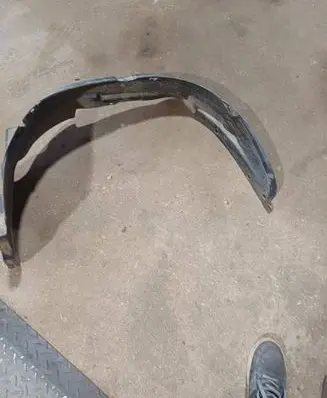 Front wheel arch liner splash guards