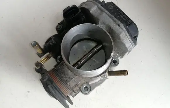 Volkswagen Golf IV Throttle valve 06A133064J