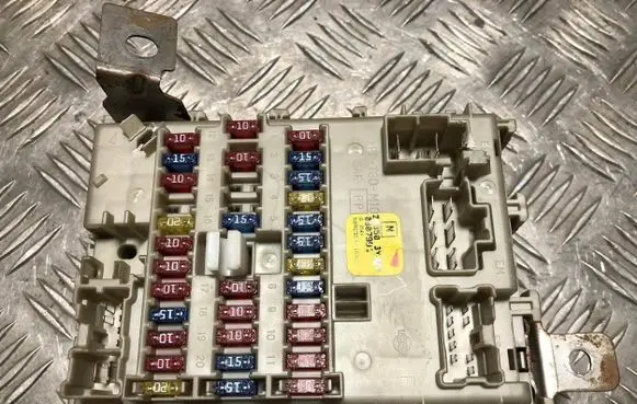 Nissan Almera N16 Fuse module 243503Y300 0607991