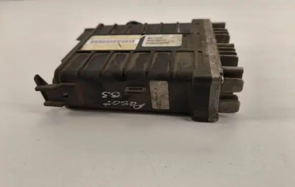 Volkswagen PASSAT B3 Engine control unit/module 443907311B 0261200261
