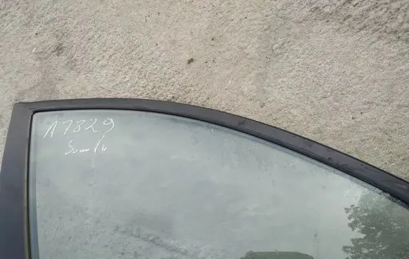 Hyundai Sonata Front door window glass four-door