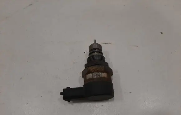 Volvo XC90 Fuel pressure regulator 30750409