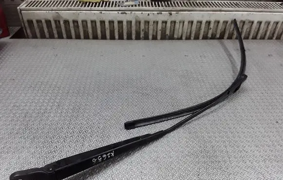 Renault Modus Windshield/front glass wiper blade 8200360823A