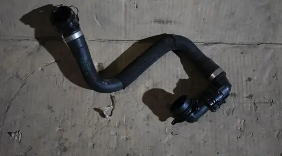 BMW 5 G30 G31 Engine coolant pipe/hose 8650981