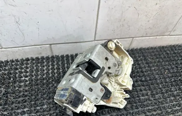 Dodge Durango III Rear door lock P04589922AE T5AKD0272