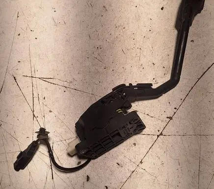 Accelerator throttle pedal