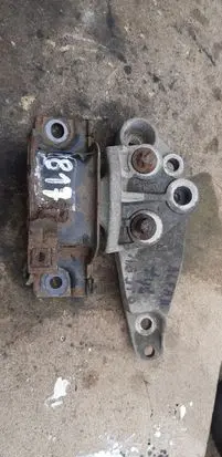 Engine mount vacuum valve