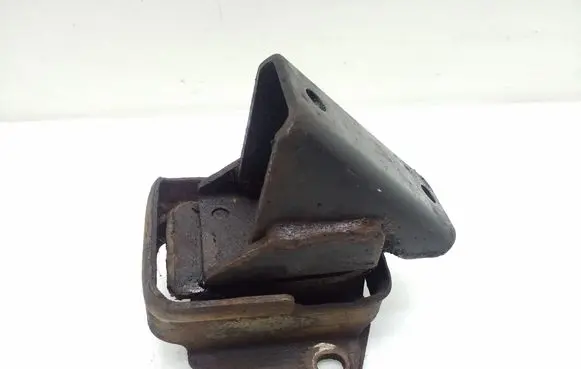 Mitsubishi Pajero Sport I Engine mount bracket MR210868