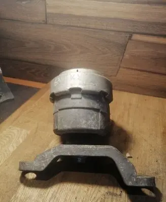 Ford Galaxy Engine mount bracket