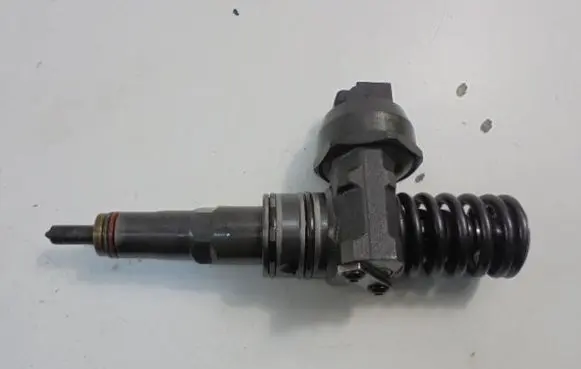 Volkswagen Golf IV Fuel injector 038130073AG