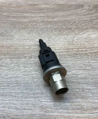 Volkswagen PASSAT B5 Air conditioning (A/C) pressure sensor 1J0973703