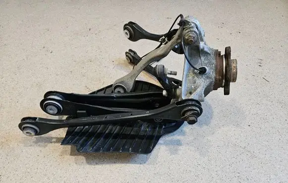 Rear wheel hub spindle/knuckle