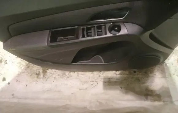 Chevrolet Cruze Front door card panel trim