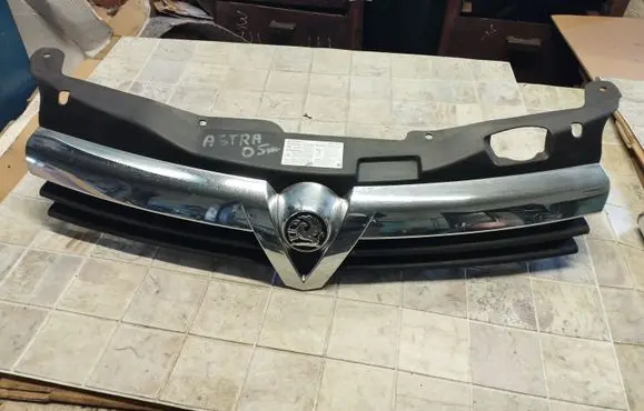 Opel Astra H Front bumper upper radiator grill 13108471 461088395