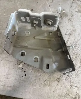 Renault Master III Fender mounting bracket 631438806r
