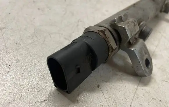 Mercedes-Benz E W211 Fuel main line pipe A6420700695 0281002504