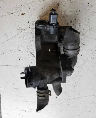 Volkswagen Golf V Engine coolant pipe/hose 032121111
