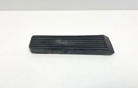 Accelerator throttle pedal