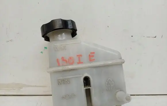 Hyundai i30 Brake fluid reservoir 