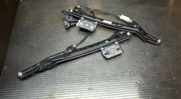 Front window lifting mechanism without motor