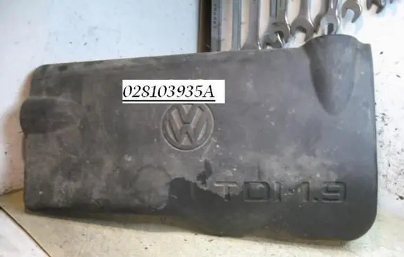 Volkswagen Golf III Engine cover (trim) 028103935A